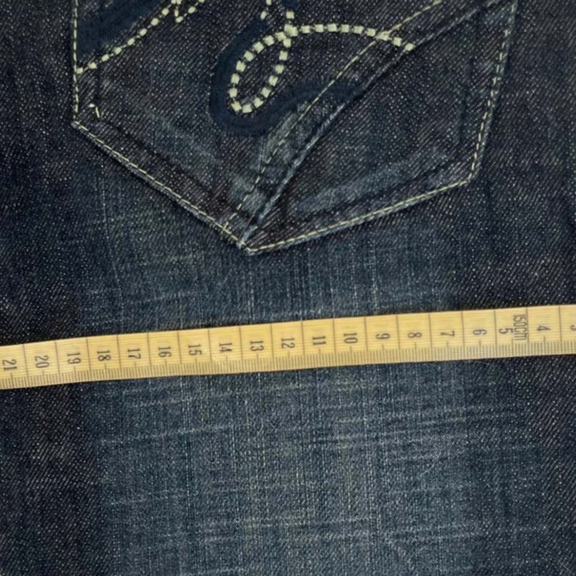 Mörkblå jeans med broderade bakfickor - 91