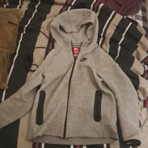 Nike tech 147-158 - Säljer en nike tech använt knappt 2 månader. Storlek 147-158 om du vill köpa skriv till mig så vi kan diskutera priset.