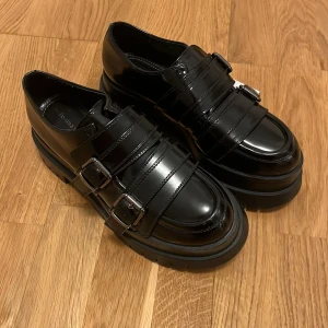 Doll skor - Snygga svarta loafers från i nytt skick. Nedsänkt pris kan diskuteras!