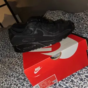 Säljer ett par svarta Nike Air Max i storlek herr 44. Skorna är i mycket bra skick och har en stilren design med snörning. Perfekta för både vardag och träning. De kommer i originalkartong.