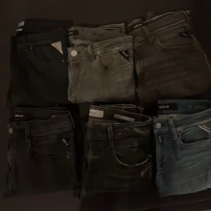 Jeans från Replay i olika färger - Säljer flera par trendiga jeans från Replay i olika färger. De finns i svart, grått och blått. Perfekta för både vardag och fest! Vid fler bilder är de bara o fråga, pris kan såklart diskuteras. Först till kvarn!