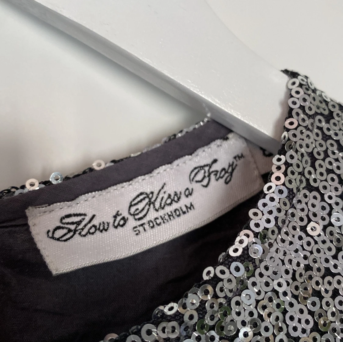 Glittrig silverklänning från How to Kiss a Frog - 91