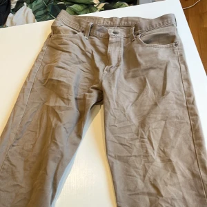 Beige byxor från Lee - Säljer ett par snygga beige byxor från Lee i bra skick. Står 34x32 men sitter nog mer 32x32.