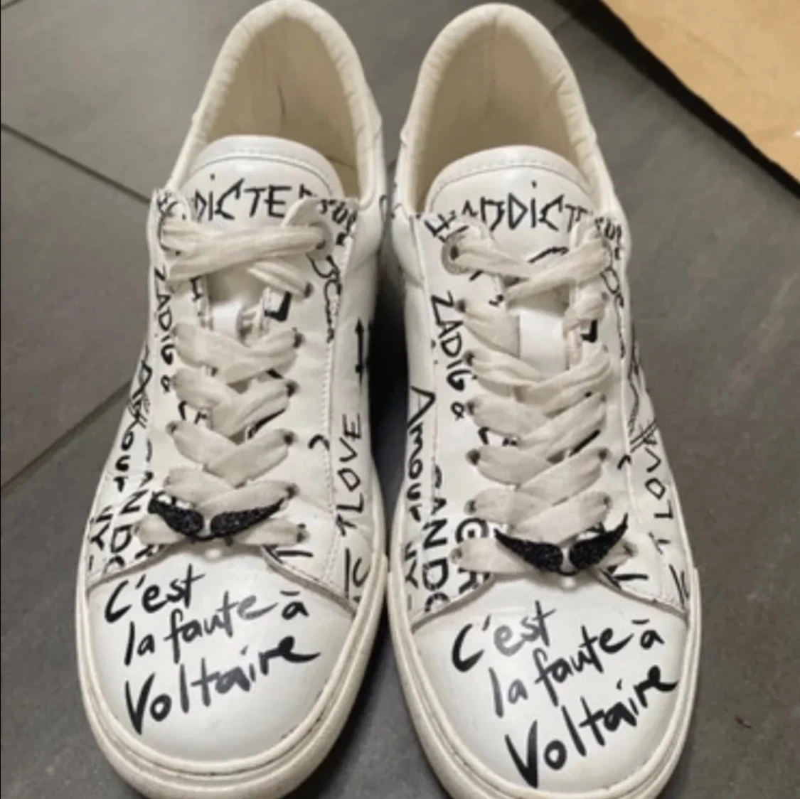 Vita sneakers med text från Zadig & Voltaire - 90