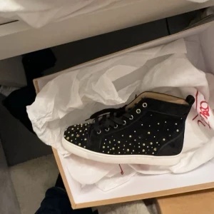 Louboutin  - Intressekoll!!! På mina Louboutins. En stud på insidan av skon har gått av men inget märkbart (sista bilden) storlek 40, passar mig som har 39. Skriv gärna vilket pris du hade kunnat köpa för!💘
