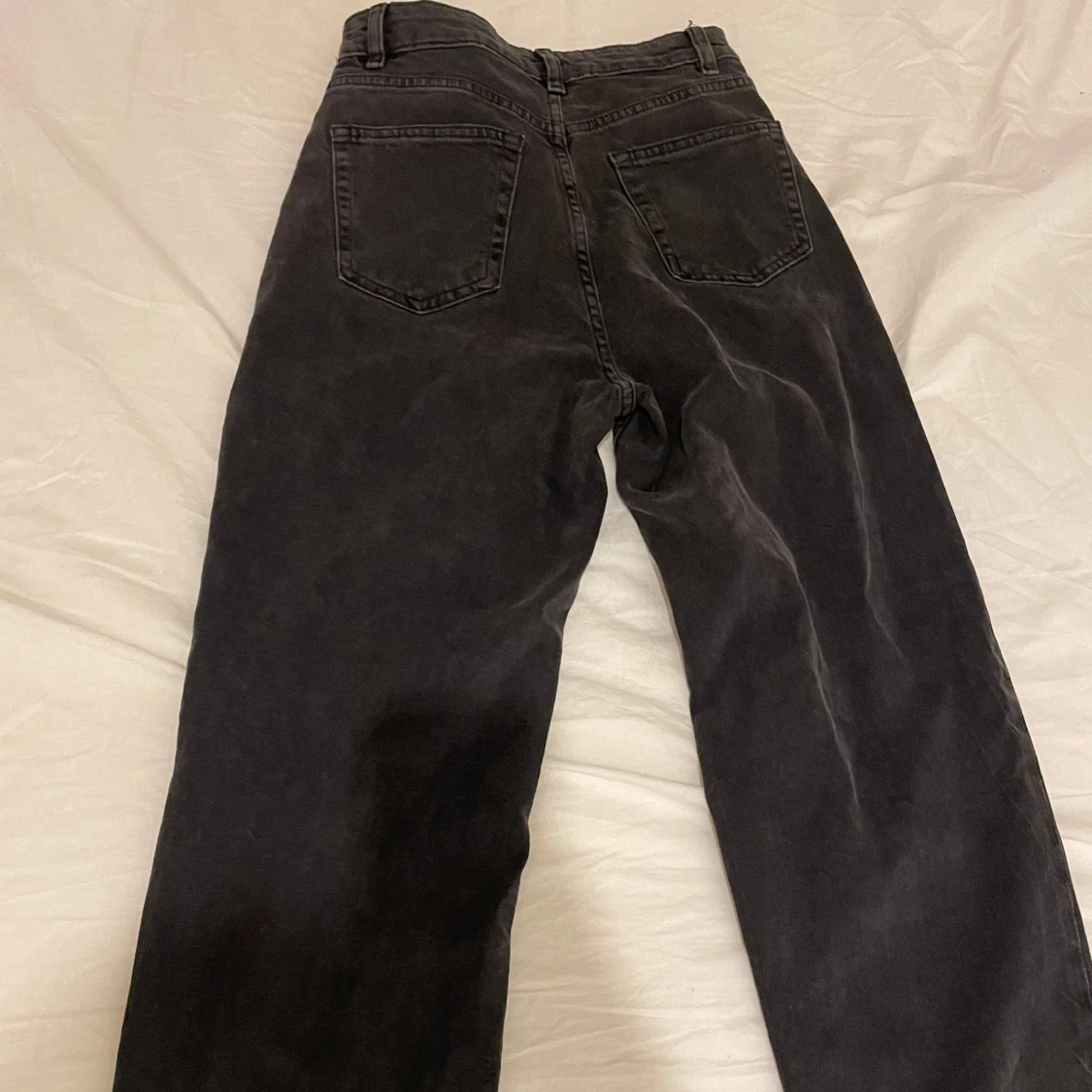 Svarta jeans med slitningar - 90