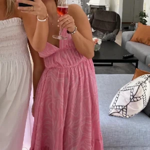 H&M långklänning - Rosa klänning i zebra mönster. Skicka skambud 💅