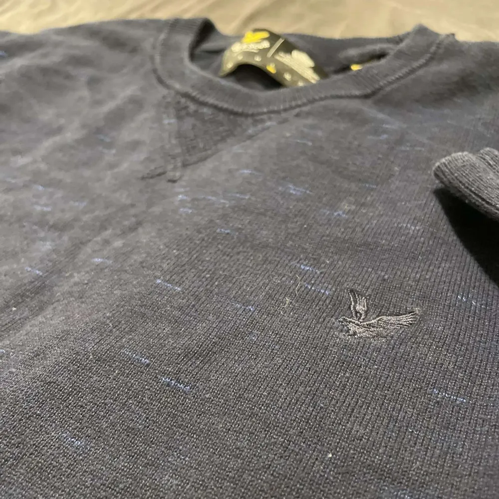 Säljer en snygg mörkblå tröja från Lyle & Scott. Den har en diskret broderad logga på bröstet och är i ett mjukt material som känns skönt mot huden. Perfekt för både vardag och lite finare tillfällen. Passar bra till jeans eller chinos! passar för storlek s/m. Tröjor & Koftor.