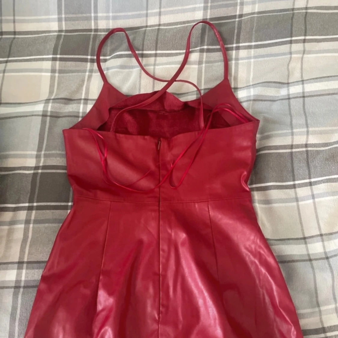 Röd klänning med slits - 90