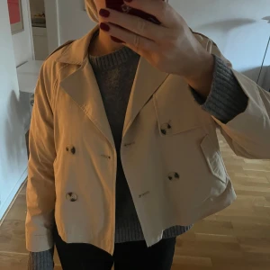 Trenchcoat från Zara - Jacka från Zaras barnavdelning, passar mig som är 167 och vanligt vid har xs/s