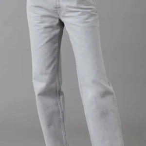 Straight lågmidjade jeans - Gina tricot low straight jeans i bra skick. Nypris 500kr.💗