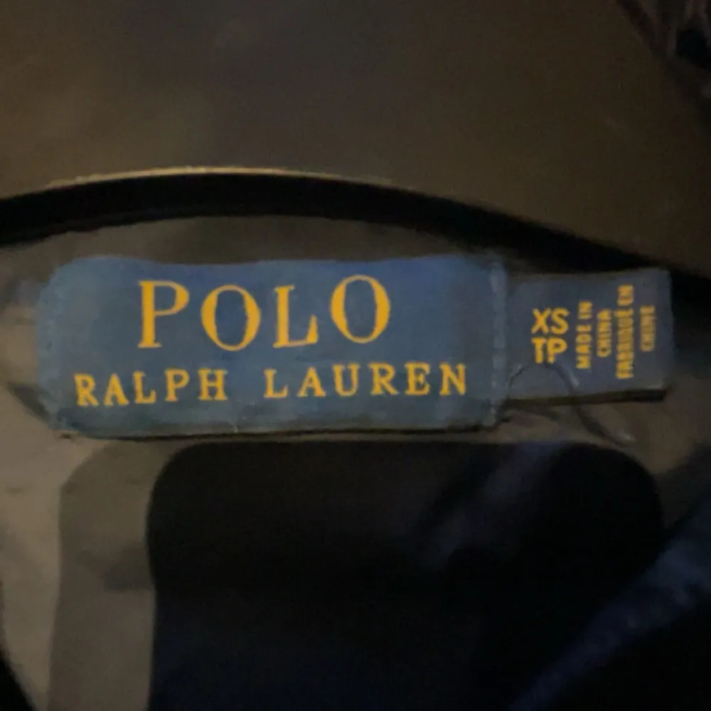 Säljer en snygg blå dunjacka från Polo Ralph Lauren i storlek XS. Jackan har en dragkedja framtill och en liten röd logga på bröstet. Perfekt för kyliga höst- och vinterdagar. Den är i mycket bra skick . Jackor.