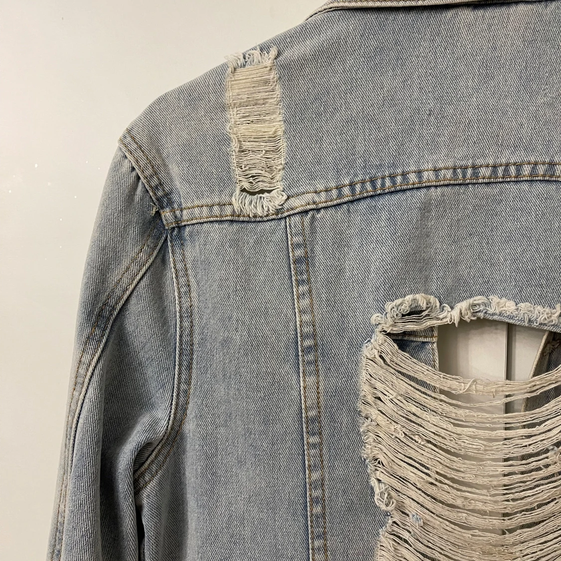 Ljusblå jeansjacka från Fashion Nova - 91