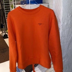 OFF-White sweatshirt  - Orange tjock sweatshirt från Off-White. Använd Max 5 gånger. Säljes pga för liten. Strl M. Made in Portugal