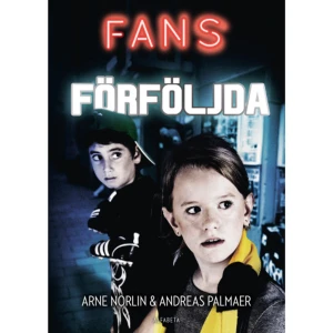 Förföljda (häftad) - Förföljda är del två (av tre) i serien Fans! av Arne Norlin och Andreas Palmaer. En smart, spännande och välskriven berättelse om fotboll, omöjlig kärlek och om hur långt ett hängivet fan kan gå i sin kärlek till laget. Tove och Noel är 12 år och har just börjat lära känna varandra. Båda älskar fotboll och tar för givet att den andre håller på samma lag. Men det gör de inte. Tvärtom. Noel håller på Hammarby och Tove är född AIK:are. Kraschen är oundviklig. Noels äldre bror gör allt för att få komma med i den innersta kretsen av Hammarby fans, han står inte ut med tanken på att Noel umgås med en AIK:are, det kan ju förstöra hela hans trovärdighet. Och Tove får inte umgås med Noel för sin pappa. Tove och Noel kan inte hålla sig ifrån varandra men nu måste de smyga för att överhuvudtaget kunna ses. Förutom sina familjer så har de andra fans och polisen efter sig. Hur långt kan man gå för att träffa den man tycker om? Och hur långt kan fans gå för att stödja sitt favoritlag.    Format Häftad   Omfång 220 sidor   Språk Svenska   Förlag Alfabeta   Utgivningsdatum 2019-03-13   Medverkande Andreas Palmaer   Medverkande Niklas Lindblad   ISBN 9789150120554  