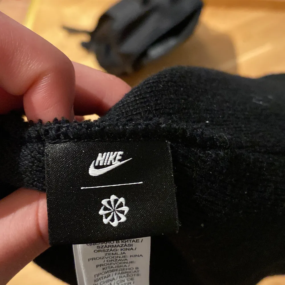 Säljer en svart stickad mössa från Nike i mycket bra skick. Den har en snygg, enkel design med en liten metall-logga framtill. Perfekt för höst och vinter för att hålla dig varm och stilren. Passar de flesta tack vare sin flexibla passform💯orginal pris 350kr. Accessoarer.