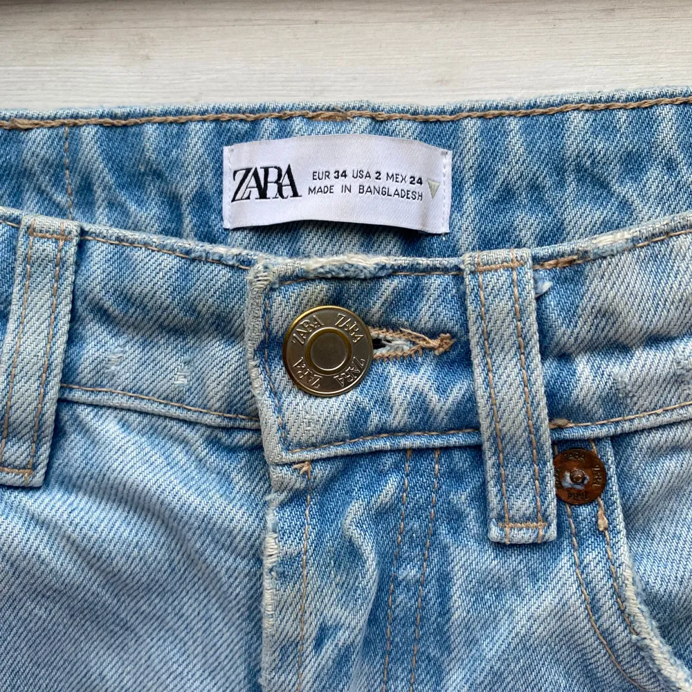 Säljer ett par ljusblå medel - lågmidjade raka jeans från Zara i storlek 34. . Jeans & Byxor.