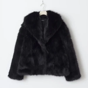 Svart pälsjacka - säljer den slutsålda pälsjackan från ginatricot i svart, den är använd fåtal gånger, skit snygg till hösten o vintern 🙏🏻 