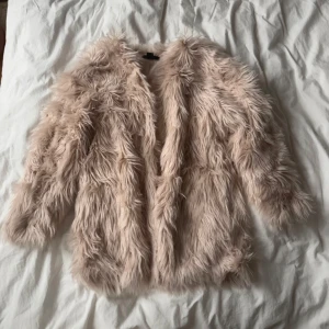faux fur coat - använd en gång 