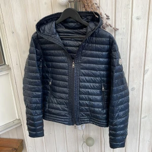 Moncler Celestin - Säljer nu denna sjukt snygga Moncler Celestin jackan i navy blå!! Storlek 1 vilket motsvarar storlek S. Skick 9/10 flawless! Självklart äkta, köpt på the gramsmarket! Kan gå ner i pris vid snabb affär. Hör av dig vid minsta fundering!🤩