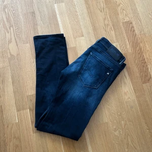 Mörkblå jeans från Replay - Säljer ett par snygga mörkblå jeans från Replay.   bra skick, inga skador. Pris kan diskuteras vid snabb affär. Storlek 33