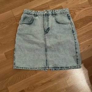 Jeans kjol - Ljusblå jeans kjol från Gina Tricot