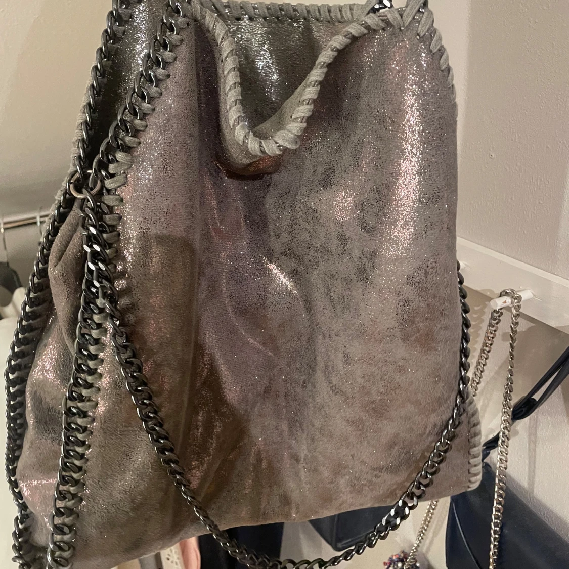Glittrig axelväska med kedjedetaljer - 90