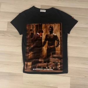 Bastille Rive Droite T-Shirt - Säljer denna feta Bastille Rive Droite t-shirten. Den är väldigt sällsynt och eftertraktad och tillverkas inte längre. Tröjan är i perfekt skick och har inga defekter. Nypris-1500kr. Skriv gärna vid intresse eller frågor.