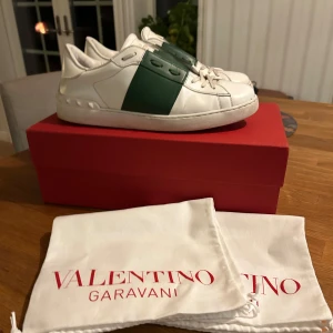 Valentino Open~ Grön (intressekoll) - Kollar intresse på mina Valentino Open i vit/grön. Checkar värdet lite på dom för inte helt 100 om jag vill göra mig av med dom men kan tänka mig att sälja vid rätt pris eller komma med bytesförslag kan med funka. Dom är i utmärkt skick och kommer med originalkartong och dustbag i köpet. För flera frågor så är det bara att höra av sig!☺️