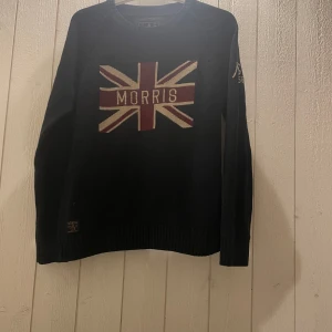  tröja från Morris - Säljer en snygg mörkblå tröja från Morris. Tröjan är i bra skick. Perfekt för höst och vinter. Hör av er vid intresse och frågor 