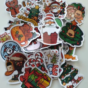 28st jul klistermärken/stickers  - Klistermärken/stickers Motiv: jul, jultomte, julklappar, gran, pepparkaksgubbe, ren, polkagrisar  Antal: 28st Skick: ny/oanvänd  Kul att använda till pyssel, scrapbooking och annat. Kan tex användas till att dekorera din bärbara dator, anteckningsbok, resväska, etc. Kolla gärna in mina andra annonser 