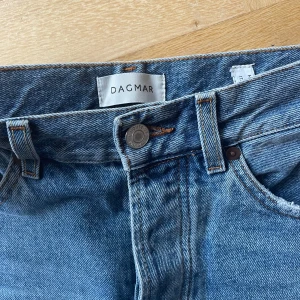 Blå jeans från Dagmar - St 26/32
