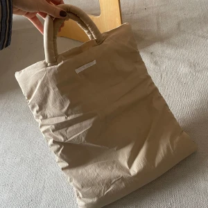 Beige väska från Our Legacy - Our legacy