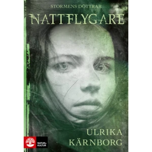 Nattflygare (inbunden) - ”Nattflygare” är första delen i Stormens döttrar, en serie för mellanåldern om flickor i historiska brytningstider. Det finns en lärarhandledning till den här boken. Jag vill inte skylla det onda som hände på Anna, men på något sätt gör jag det ändå. Nu efteråt minns jag hur det var när hon kom till oss, hur ensam hon verkade, och hur barnslig hennes tunna kropp såg ut. Men jag minns också hennes hårda ögon när de stirrade rakt in i mina.Kristin bor med sin mamma Änggärd i Älvdalen. Hon har ärvt sin mors talang att bota sjuka och om natten kan hon flyga. Då kan hon besöka bybor och läsa deras drömmar. Till deras gård kommer fosterbarnet Anna och med henne sätter ryktesspridningen fart. Kan Kristin använda sina förmågor för att rädda de anklagade från döden?I Sverige avrättades cirka 400 personer för trolldom och verklighetens häxprocesser började i Älvdalen 1667. Ofta var det barn och familjemedlemmar som angav varandra. Vad gjorde det med byarna och framför allt – vad gjorde det med barnen?   Sagt om "Nattflygare" "Kärnborg skriver rättframt och drivet"Expressen ”En stark och mycket bra bok.”Nathalie Persson, @npboktips   ”Nattflygare” är första delen i Stormens döttrar. Andra delen ”Alvablot” utspelar sig i Birka under vikingatid och tredje delen ”Budbärare” utspelar sig i Stockholm under rösträttsrörelsens viktiga år 1911.   Ulrika Kärnborg är författare, dramatiker och kritiker. Hon har tidigare varit kulturredaktör och ledarskribent på DN och Expressen. Ulrika Kärnborg har skrivit flera uppmärksammade fackböcker och romaner, bland annat biografin Fredrika Bremer (2001), och historiska romanerna ”Myrrha” (2008), Saturnus tecken (2016) och Lejonburen (2021) varav de två senare utspelar sig i stormaktstidens Sverige. För Sveriges Radio Drama har hon bland annat skrivit dramaserien ”Maria Víllas död” som nominerades till Prix Italia. Ulrika Kärnborg debuterade som barn- och ungdomsboksförfattare med serien Stormens döttrar.    Format Inbunden   Omfång 158 sidor   Språk Svenska   Förlag Natur &amp; Kultur Allmänlitteratur   Utgivningsdatum 2022-03-25   ISBN 9789127174726  