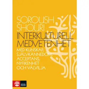 Att förstå kulturella skillnader och likheter minskar rädslor och den mänskliga tendensen att stänga ute det som upplevs som annorlunda. Denna bok ger kunskap och konkret vägledning så att du kan skapa tillitsfulla samtal med människor från olika kulturer. Interkulturell medvetenhet består av fem pelare: Kunskap ger förståelse för människors kulturella sammanhang och hur vi alla tolkar nya situationer utifrån våra tidigare erfarenheter. Självkännedom gör det möjligt att hantera sina egna känslor och tankar. Acceptans handlar om att utveckla ett tillåtande förhållningssätt både till personen man möter och till sina egna känslor. Nyfikenhet hjälper till att skapa goda relationer. Välvilja innebär att väcka och bibehålla sin empati och att fokusera på sina medmänniskors behov. Rikligt med exempel och reflektionsövningar hjälper dig att omsätta kunskapen i praktiken och gör innehållet tillgängligt. Metoden som presenteras bygger på ACT och motiverande samtal. Interkulturell medvetenhet vänder sig till studerande och yrkesverksamma inom vård, omsorg och elevhälsa, samt till personal vid anläggningsboenden och statliga och kommunala myndigheter.    Format Danskt band   Omfång 135 sidor   Språk Svenska   Förlag Natur & Kultur Akademisk   Utgivningsdatum 2019-08-09   Medverkande Martin Farran-Lee   ISBN 9789127823648  