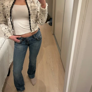 Miss me jeans - Säljer fina miss me jeans🫶 Färdig: Låg midja, utsvängd Storlek: W29 Användningsmärken: Visas på bild. Jag brukar bära w28/29 och är 168 cm lång❤️ Säljes i befintligt skick! Skicka frågor i dm om det är något du undrar 