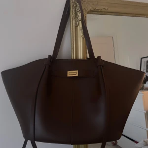 Brun axelväska i skinn - Populära väskan ifrån ginatricot. Endast använd en gång! 