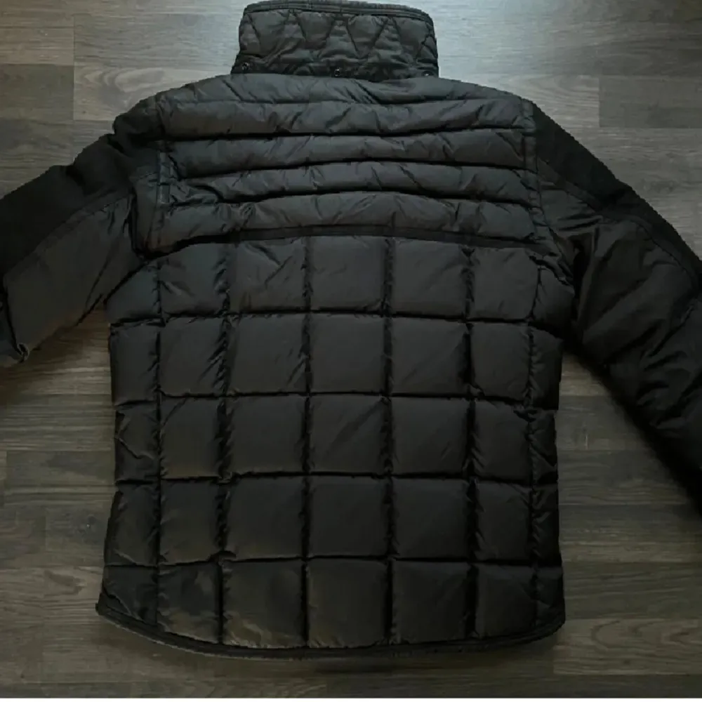 Säljer nu denna superfina och sällsynta Moncler jacka, perfekt inför vinter/kall höst men även tidig vår Storlek i jackan är S/M Jackan är i extremt bra skick och har även inga hål eller defekter, men luvan saknas Pris kan diskuteras vid snabb affär!. Jackor.