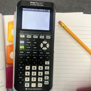 TI-84 Plus CE-T Python Edition - En TI-84 Plus CE-T Python Edition grafräknare från Texas Instruments. Den har en stor, tydlig skärm och ett tangentbord med många funktioner för avancerade beräkningar. Perfekt för matematikstudier och programmering med Python. Räknaren har ett grått skyddsfodral.