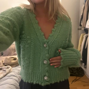 Grön stickad kofta från Zara - Superfin grön stickad kofta från Zara med fina detaljer. Storlek M, jag på bilden har normalt S-M/38. Jättefint skick! 💚