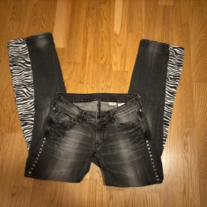 Jeans med zebramönster och nitar - Såå coola jeans med zebra mönster och nitar ❤️‍🔥Midjemått: 37cm tvärsöver, Innerbenslängd 80cm 