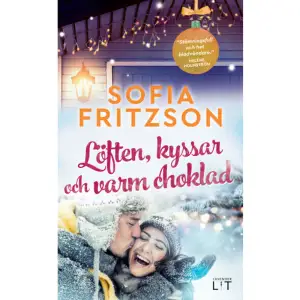 Hillevi ställer alltid upp, till och med när det gäller att delta på en expojkväns inflyttningsfest. Fast besluten om att inte låta Tim få veta att han krossade hennes hjärta en gång i tiden, bokar hon en veckas semester i fjällen där festen äger rum. Simon återvänder hem för att fira jul och hjälpa till med familjeföretaget Fröjdåsens stugby. Efter ett stort svek för några år sedan bröt Simon med sin barndomsvän Tim och har inte träffat honom sedan dess. När Hillevi behöver en dejt till festen ställer Simon upp, men det som började som en enkel överenskommelse övergår snart i pirriga känslor och het attraktion. Snart står både Simon och Hillevi inför ett val: Ska de klamra sig fast vid det förflutna eller våga möta en framtid tillsammans?Löften, kyssar och varm choklad är en romantisk roman om svek, oväntad attraktion och livets tvära kast. Det är den fristående uppföljaren till läsarfavoriten Två hjärtans karameller.     Format Pocket   Omfång 217 sidor   Språk Svenska   Förlag Lavender Lit   Utgivningsdatum 2021-10-01   ISBN 9789189306172  