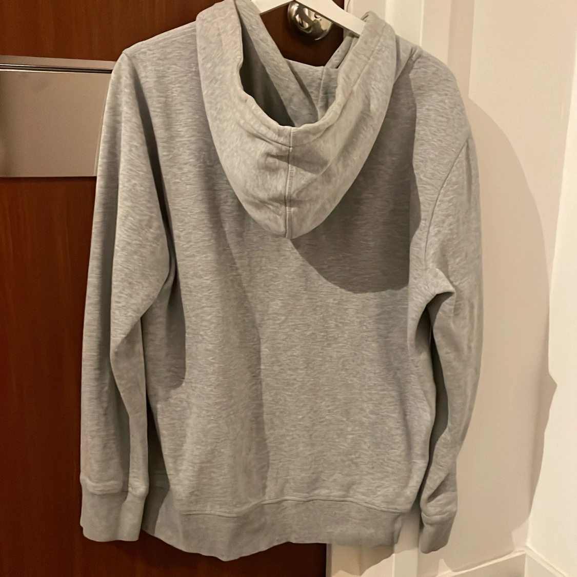 Grå hoodie från Boomerang - 90