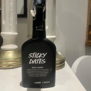 Sticky Dates Body Spray från Lush - Säljer en 200 ml flaska av Sticky Dates limited edition Body Spray från Lush. Den har en söt och varm doft av dadlar och sandelträ, perfekt för att känna sig fräsch och unik.  Perfekt för daglig användning. Har endast testat sprayen den är som helt ny.  Ord pris 365 kr