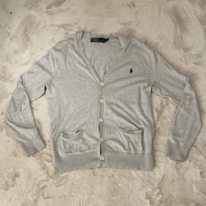 Grå kofta från Polo Ralph Lauren - BYTEEEE! Kofta från Ralph lauren i riktigt fint skick 9/10 använd några gånger, inga defekter ele liknande. Nypris runt 2k mitt pris 579kr. Hör av dig vid funderingar och pris kan diskuteras vid snabb affär mvh Malte 