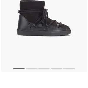 Svarta boots med snörning - Säljer mina inukiis då dom inte kommer till användning längre, har haft dom i två vintrar❤️ skriv om ni vill ha fler bilder