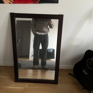 Svarta jeans  - Ett par Jeans Identity jeans, i en mix av svart/grå färg. Det står att midjan är 36, men skulle själv säga att den sitter tightare än så (kanske runt 33/34) och längden 32 (lite kortare i verkligheten). 