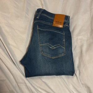 Replay Anbass - Säljer dessa feta Replay Anbass byxor! 🤩 Storlek W|31 L|32 📏Riktigt feta nu till vintern och en riktigt bra julklapp😉😍 