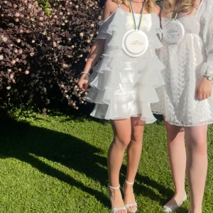 Vit volangklänning - Suuuuperfin vit volangklänning från by malina. Är i superbra skick och endast använd en gång. Passar perfekt till studenten till exempel 🥰 går att använda med eller utan volangerna på armarna, det går även att ha bara ena armen i så blir det en ”one-shoulder” klänning. På mina bilder har jag båda armarna i!  Skriv gärna om ni har frågor, pris kan diskuteras 💕