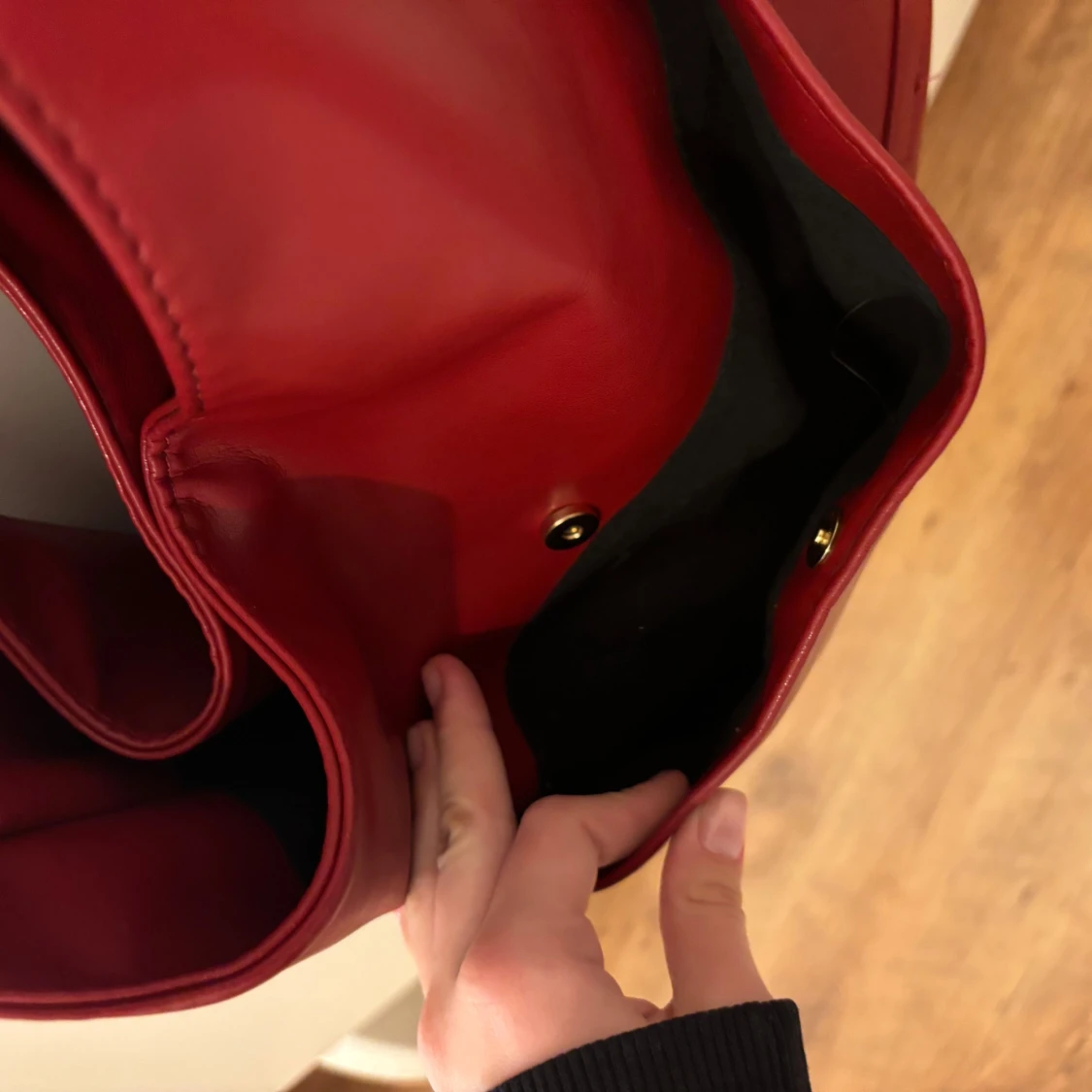 Röd axelväska i syntetmaterial - 91